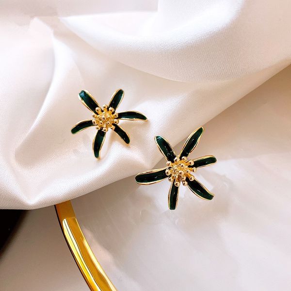 2020 korean new daisy petals temperament earrings women's high sense french simple retro earrings, Golden;silver
2020 korean new daisy petals temperament earrings women's high sense french simple retro earrings, Golden;silver