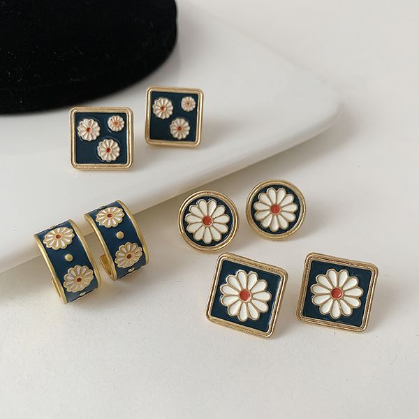 stud 2021 vintage colorful enamel metal flower earrings geometric c-shaped round glaze for women girls wedding jewelry gifts, Golden;silver
stud 2021 vintage colorful enamel metal flower earrings geometric c-shaped round glaze for women girls wedding jewelry gifts, Golden;silver