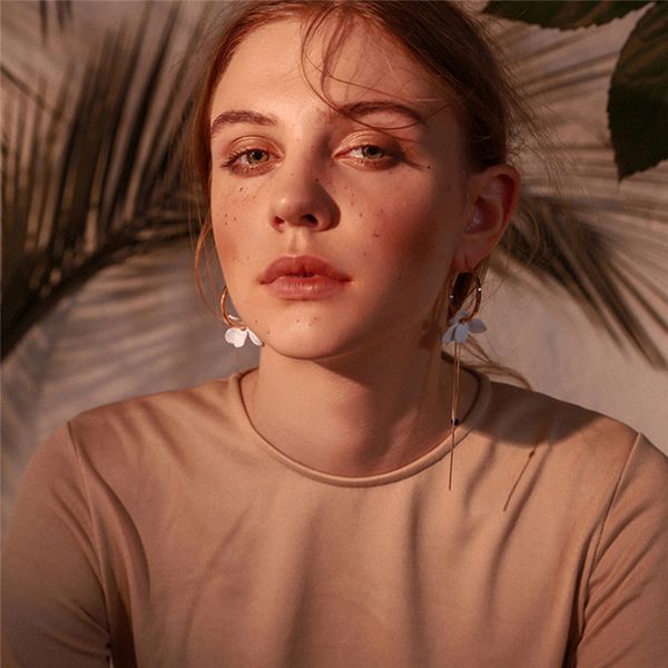 elegant painted white flower asymmetric earrings for women gold color small earrings long chain bar hanging, Golden;silver
elegant painted white flower asymmetric earrings for women gold color small earrings long chain bar hanging, Golden;silver