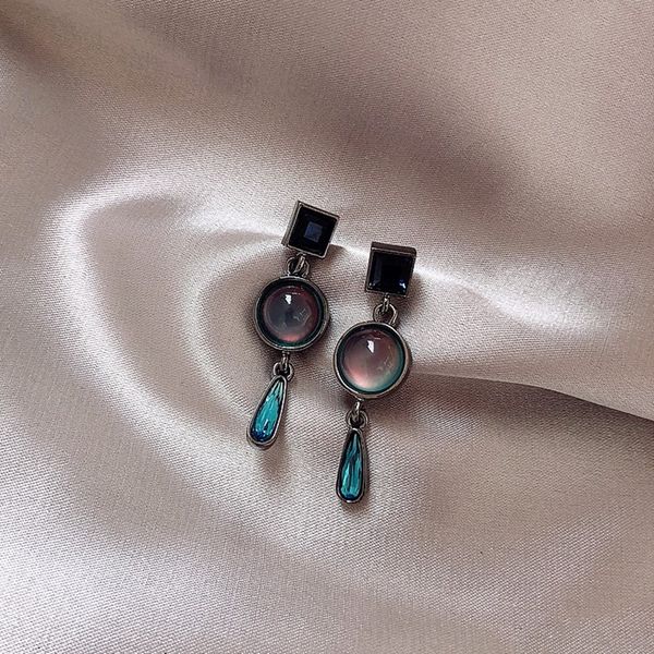 dangle & chandelier dominated vintage style resin water drop design earrings contracted temperament women korean, Silver
dangle & chandelier dominated vintage style resin water drop design earrings contracted temperament women korean, Silver