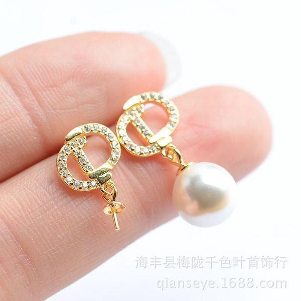 S925 sterling silver CD earring eardrop Korean style fashion micro-inlaid zircon letter earring Pearl empty support semi-finished
S925 sterling silver CD earring eardrop Korean style fashion micro-inlaid zircon letter earring Pearl empty support semi-finished
