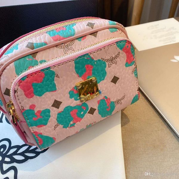 the new color painting classic printing camera bag, high-quality leather material, fashionable and versatile, can be hung on one shoulder
the new color painting classic printing camera bag, high-quality leather material, fashionable and versatile, can be hung on one shoulder