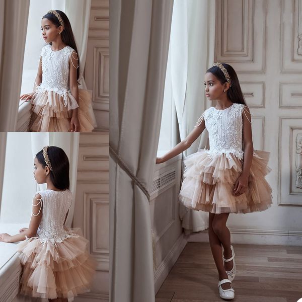 2021 vintage flower girls dresses tiered skirts lace applique jewel neck short pageant gowns with beads kids birthday party dress, White;blue
2021 vintage flower girls dresses tiered skirts lace applique jewel neck short pageant gowns with beads kids birthday party dress, White;blue