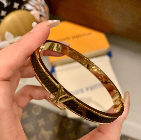 2020 with original box, old brown pattern patchwork metal bracelet, blossoming rich steel and titanium goddess must bracelet, Black
2020 with original box, old brown pattern patchwork metal bracelet, blossoming rich steel and titanium goddess must bracelet, Black