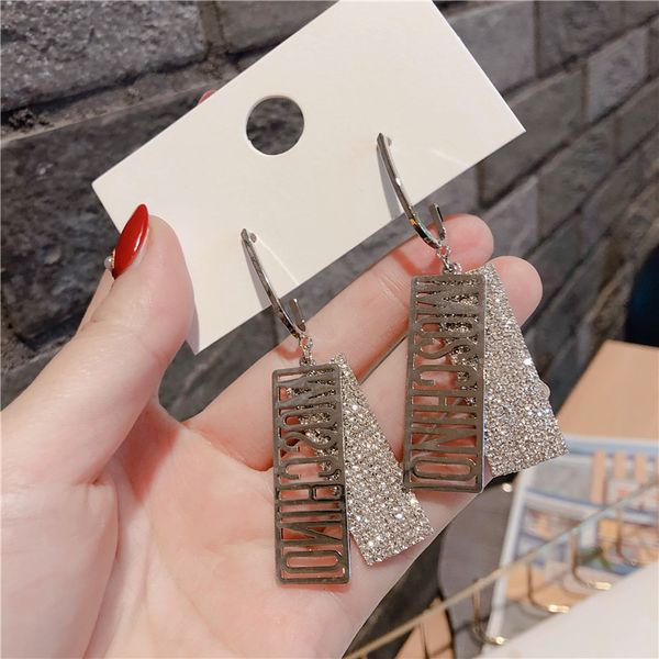 2020 новая корея простой милый сладкий серебряный pin rhinestone прямоугольник письмо падение серьги для женщин бижутерия аксессуары, Silver
2020 новая корея простой милый сладкий серебряный pin rhinestone прямоугольник письмо падение серьги для женщин бижутерия аксессуары, Silver