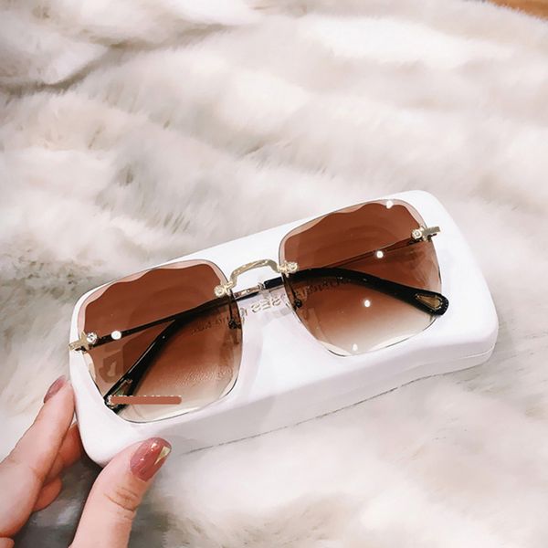 2020 outdoor metal women sunglasses de gradient men glasses square sun brand sol new retro lentes frameless designer mujer itwkt
2020 outdoor metal women sunglasses de gradient men glasses square sun brand sol new retro lentes frameless designer mujer itwkt
