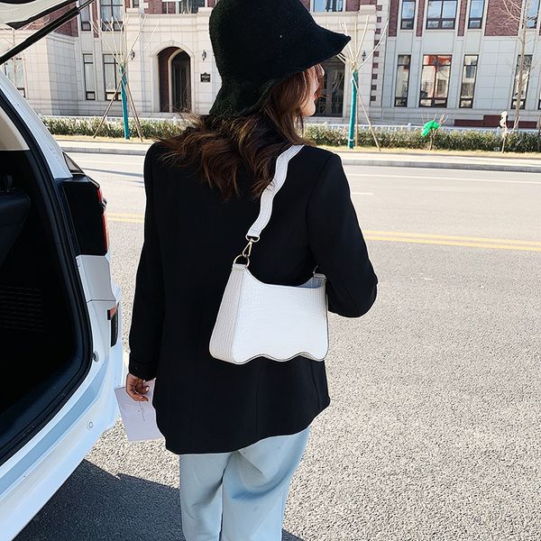 2020 spring and summer new women's bag minority retro baguette bag stone pattern armpit cool wave shoulder
2020 spring and summer new women's bag minority retro baguette bag stone pattern armpit cool wave shoulder