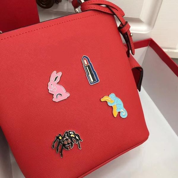 the elling mini ladies bag is delicate simple and generous in 4 color bucket bag leather ladies bag
the elling mini ladies bag is delicate simple and generous in 4 color bucket bag leather ladies bag