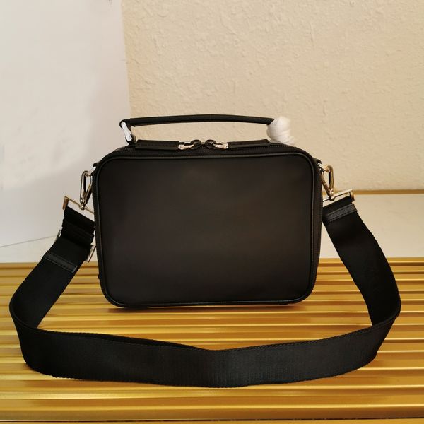 famous new men women designers bag brand mens shoulder bags handbags leather chain crossbody purse circle handbags 2020 luxury fshvo, Red;black
famous new men women designers bag brand mens shoulder bags handbags leather chain crossbody purse circle handbags 2020 luxury fshvo, Red;black