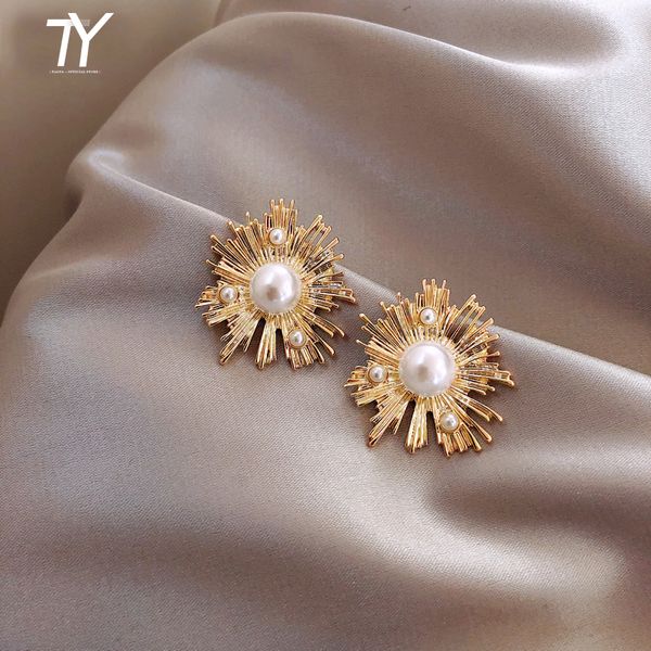 2020 new gold pearl earrings, retro exaggeration, european and american women's jewelry classic zinc alloy simple ladie earrings, Golden;silver
2020 new gold pearl earrings, retro exaggeration, european and american women's jewelry classic zinc alloy simple ladie earrings, Golden;silver