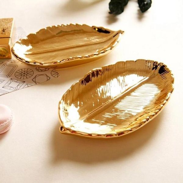 fine trendy jewelry plate storage tray ceramic key plate electroplating gold creative decorative ornaments, Pink;blue
fine trendy jewelry plate storage tray ceramic key plate electroplating gold creative decorative ornaments, Pink;blue