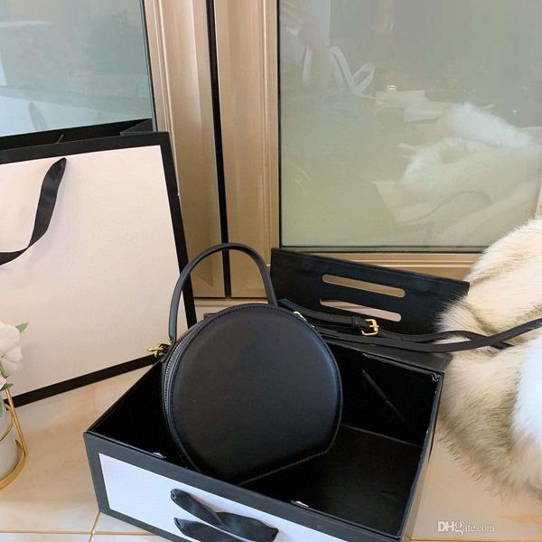 the designer designs the original high-quality single show style high-end fashion super foreign style women's bag with slant hanging ba
the designer designs the original high-quality single show style high-end fashion super foreign style women's bag with slant hanging ba