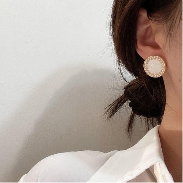 2020 new style pearl earring abalone shell round stud earring women unique charm round statement wedding jewelry prevent allergy, Golden;silver
2020 new style pearl earring abalone shell round stud earring women unique charm round statement wedding jewelry prevent allergy, Golden;silver