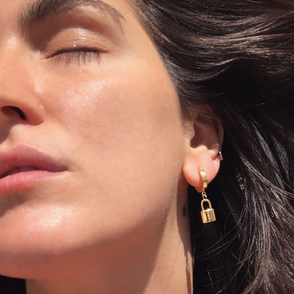 huggie padlock earrings tiny hoop earrings silver color and gold color small hoop lock for women girls jewelry
huggie padlock earrings tiny hoop earrings silver color and gold color small hoop lock for women girls jewelry