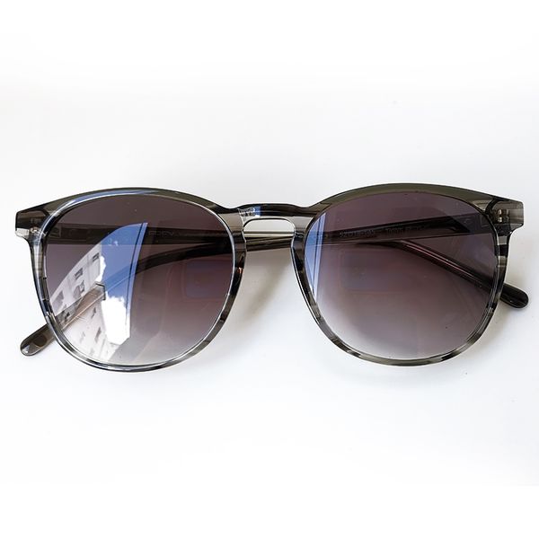 stripe acetate sunglasses with grey gradient lens sun glasses men women, White;black
stripe acetate sunglasses with grey gradient lens sun glasses men women, White;black