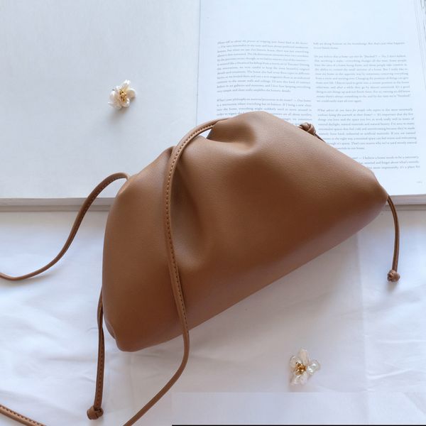 old cobbler 2020 promotion cosmetic bag customized tote bags various styles of fabrics delivery
old cobbler 2020 promotion cosmetic bag customized tote bags various styles of fabrics delivery