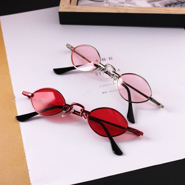 sunglasses small frame metal glasses for men and women street shooting cool 8017 personalized, White;black
sunglasses small frame metal glasses for men and women street shooting cool 8017 personalized, White;black