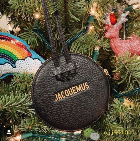 Jacquemus Le pitchou small round coin purse hanging neck bag ins has a high rate of appearance 04
Jacquemus Le pitchou small round coin purse hanging neck bag ins has a high rate of appearance 04