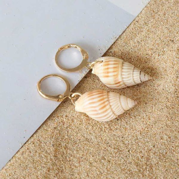 2020 new fashion minimalist conch hoop earrings for women gold color small hoop earrings with natural conch charm, Golden;silver
2020 new fashion minimalist conch hoop earrings for women gold color small hoop earrings with natural conch charm, Golden;silver
