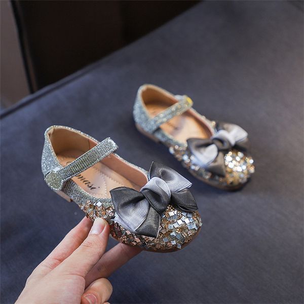 2020 spring and autumn new fashion girls princess shoes bow korean girl sequins non-slip soft sole shoes womens shoes, Black;red
2020 spring and autumn new fashion girls princess shoes bow korean girl sequins non-slip soft sole shoes womens shoes, Black;red