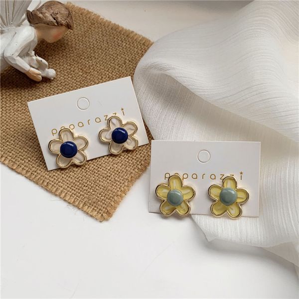 a method of small and pure and fresh flowers earrings two wearing female temperament contracted super fairy earring jewelry, Golden;silver
a method of small and pure and fresh flowers earrings two wearing female temperament contracted super fairy earring jewelry, Golden;silver