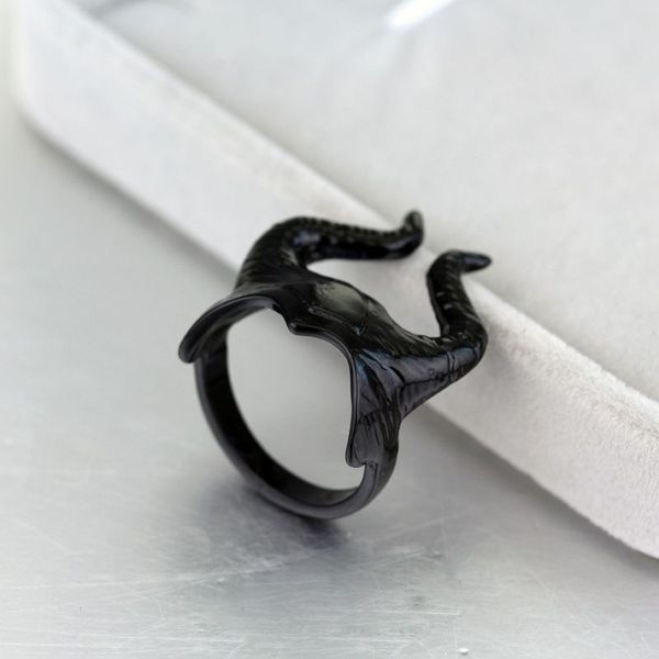 black punk helmet finger rings vintage women cocktail cosplay devil's horn ring, Golden;silver
black punk helmet finger rings vintage women cocktail cosplay devil's horn ring, Golden;silver
