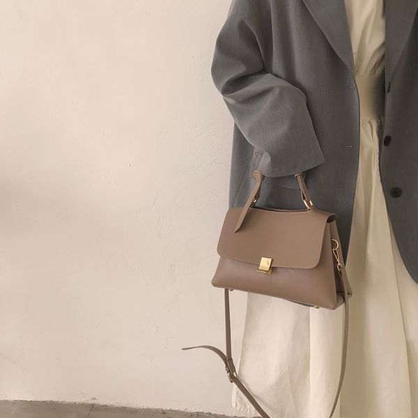 luxurys designers bags large capacity bag female 2020 new style fashion retro portable briefcase all-match ins shoulder crossbody bag
luxurys designers bags large capacity bag female 2020 new style fashion retro portable briefcase all-match ins shoulder crossbody bag