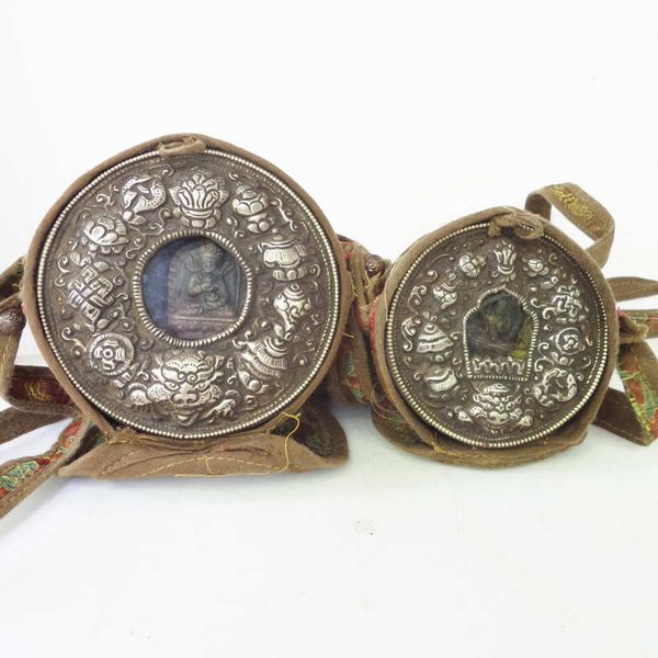 tgb081 tibet old brass round prayer box tibetan buddhist buddha amulet bag eight auspicioius(babao) ing, Pink;blue
tgb081 tibet old brass round prayer box tibetan buddhist buddha amulet bag eight auspicioius(babao) ing, Pink;blue