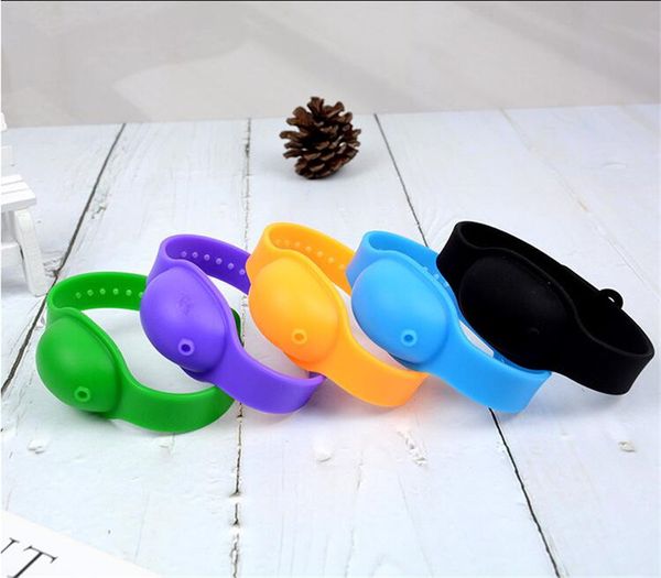 silicone hand sanitizer wristband portable kids silicone wristband suncream lotion dispenser children outdoor hand sanitizer dispenser
silicone hand sanitizer wristband portable kids silicone wristband suncream lotion dispenser children outdoor hand sanitizer dispenser