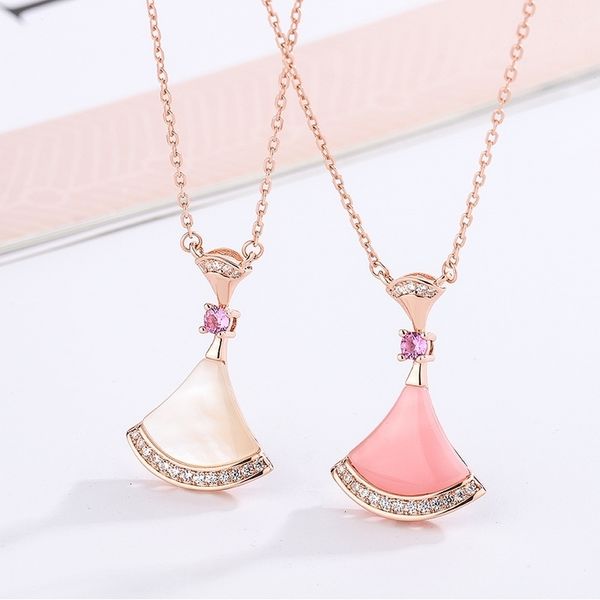 s925 sterling silver bao jia new lovers' skirt necklace female powder bay pink diamond fan-shaped pendant valentine's day gift
s925 sterling silver bao jia new lovers' skirt necklace female powder bay pink diamond fan-shaped pendant valentine's day gift