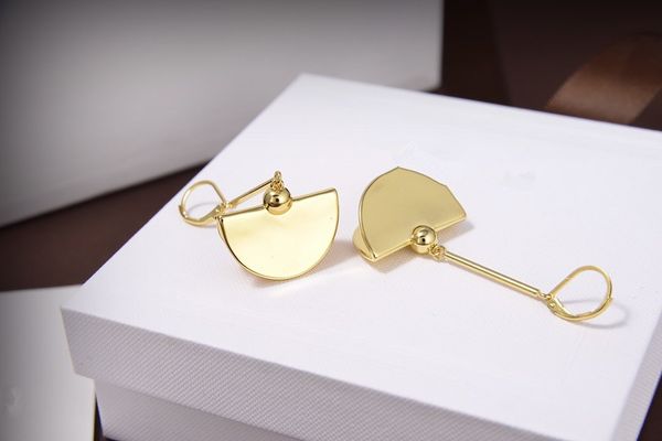 the new gold earring earrings are full of personality, fashionable and round folding design., Golden;silver
the new gold earring earrings are full of personality, fashionable and round folding design., Golden;silver
