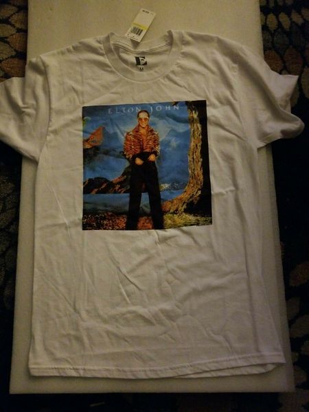 nwt elton john caribou 1974 album cover retro mens t-shirt size m 100% cotton mans unique cotton short sleeves o-neck t shirt
nwt elton john caribou 1974 album cover retro mens t-shirt size m 100% cotton mans unique cotton short sleeves o-neck t shirt