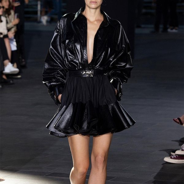 catwalk 2020 summer new fashion temperament short skirt commuter personalized lapel waist slimming flounced short pleated skirt n1l62, Black;gray
catwalk 2020 summer new fashion temperament short skirt commuter personalized lapel waist slimming flounced short pleated skirt n1l62, Black;gray