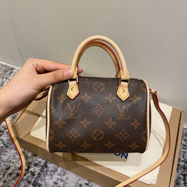 genuine leather women messenger bag classic fashion luxurys designers bags women bag shoulder bags lady travel totes handbags speedy 16cm
genuine leather women messenger bag classic fashion luxurys designers bags women bag shoulder bags lady travel totes handbags speedy 16cm
