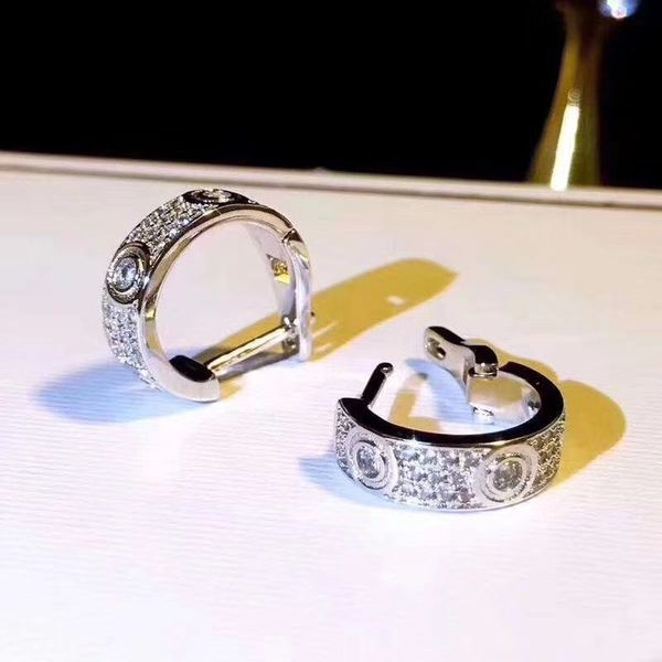 lady's earrings in fashionable geometric pattern, made of 925 sterling silver, fadeless and non-allergic.
lady's earrings in fashionable geometric pattern, made of 925 sterling silver, fadeless and non-allergic.