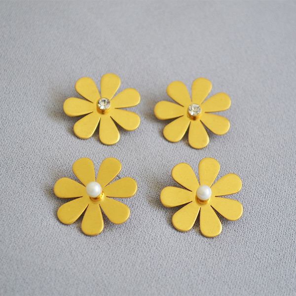 european and american ornaments brass plating matte gold retro daisy flower pearl flash drill exaggerated earrings female, Golden;silver
european and american ornaments brass plating matte gold retro daisy flower pearl flash drill exaggerated earrings female, Golden;silver