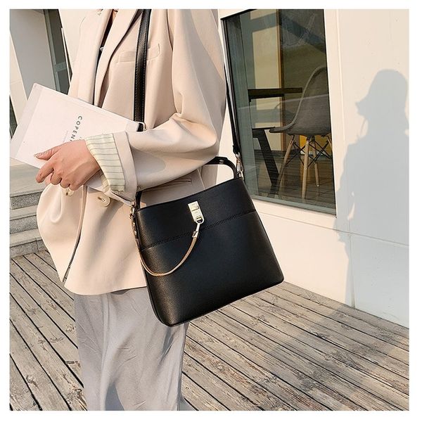 women's bag 2020 new bucket handbag fashion large-capacity shoulder messenger bag european and american fashion pu ladies
women's bag 2020 new bucket handbag fashion large-capacity shoulder messenger bag european and american fashion pu ladies