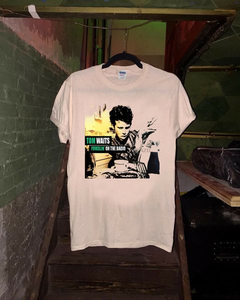 new rare - vtg - tom waits fumblin on the radio 1974 white t shirt reprint
new rare - vtg - tom waits fumblin on the radio 1974 white t shirt reprint