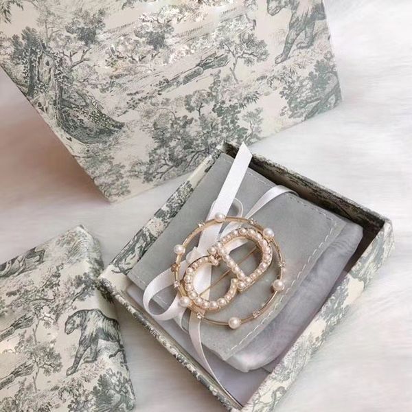 d family / dijia 2020 trend cd brooch female fashion diamond inlaid pearl english letter ring net red jewelry, Gray
d family / dijia 2020 trend cd brooch female fashion diamond inlaid pearl english letter ring net red jewelry, Gray