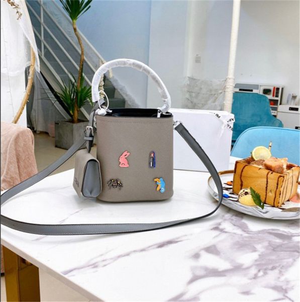 Hot 2020 Women Small Bucket Bag Fashion Buckle Strap Messenger Designer Shoulder Bag Luxury Handbag GYS20050710
Hot 2020 Women Small Bucket Bag Fashion Buckle Strap Messenger Designer Shoulder Bag Luxury Handbag GYS20050710