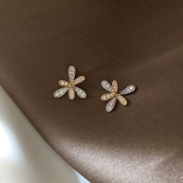 stud 2021 fashion women sweet fine crystal small earrings joker contracted metal double shiny, Golden;silver
stud 2021 fashion women sweet fine crystal small earrings joker contracted metal double shiny, Golden;silver