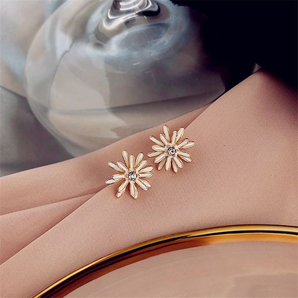 dominated contracted new metal flowers korean stud earrings small sweet classic style joker women earrings jewelry 2020, Golden;silver
dominated contracted new metal flowers korean stud earrings small sweet classic style joker women earrings jewelry 2020, Golden;silver