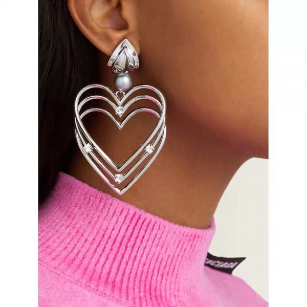 new product b new gold and silver pearl love shaped earrings electroplated 18k gold fashion all kinds of retro avant-garde
new product b new gold and silver pearl love shaped earrings electroplated 18k gold fashion all kinds of retro avant-garde
