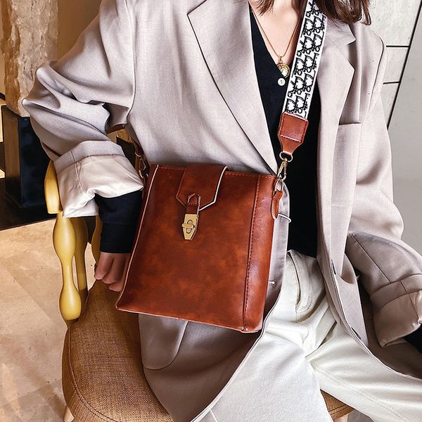 shoulder bag female 2020 new female bag wild messenger ladies simple fashion large capacity bucket pu
shoulder bag female 2020 new female bag wild messenger ladies simple fashion large capacity bucket pu