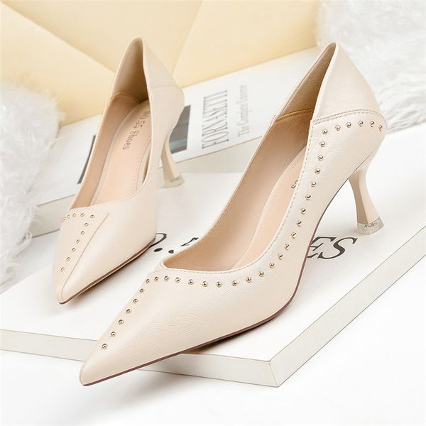 2020 elegant women 6cm medium high heels rivets pumps stiletto soft leather designer low thin heels scarpins office ladies shoes, Black
2020 elegant women 6cm medium high heels rivets pumps stiletto soft leather designer low thin heels scarpins office ladies shoes, Black