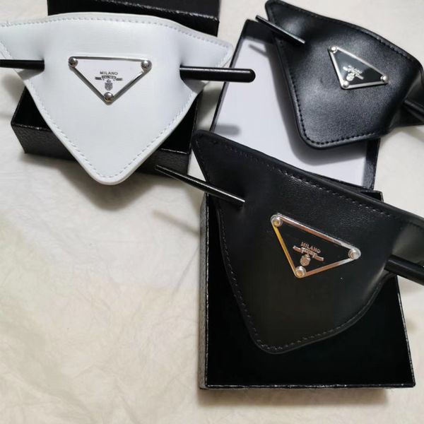 2020 new arrival leather triangle hairpin with stamp black white leather letter hairpin hair accessories for gift party, Golden;silver
2020 new arrival leather triangle hairpin with stamp black white leather letter hairpin hair accessories for gift party, Golden;silver