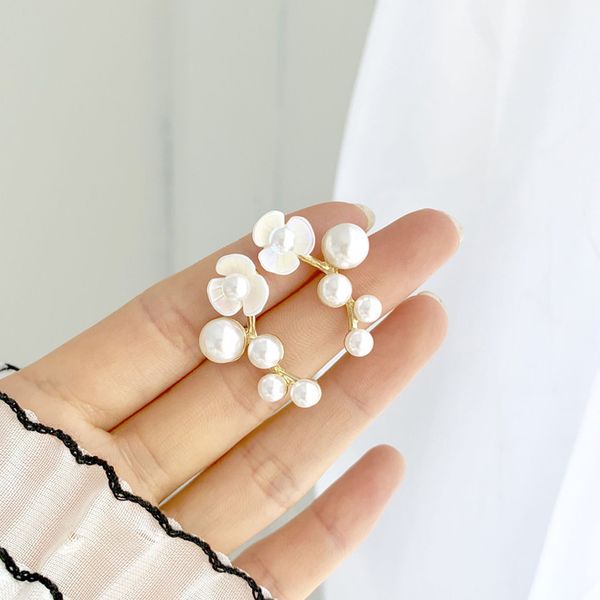stud 2pcs/set 2 style women earrings exquisite flower pearl crystal geometric gold set fashion wild small jewelry, Golden;silver
stud 2pcs/set 2 style women earrings exquisite flower pearl crystal geometric gold set fashion wild small jewelry, Golden;silver