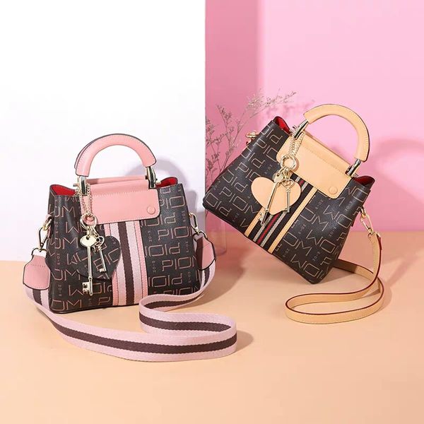 2020 new european and american fashion handbags women retro pattern trend messenger bags large capacity women bags
2020 new european and american fashion handbags women retro pattern trend messenger bags large capacity women bags