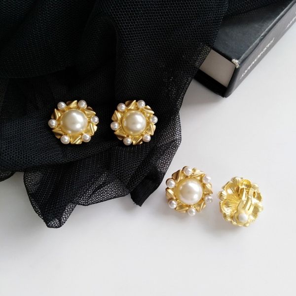 french simple temperament imitation pearl round flower stud earrings fashion graceful women girl jewelry ear clip accessories, Golden;silver
french simple temperament imitation pearl round flower stud earrings fashion graceful women girl jewelry ear clip accessories, Golden;silver