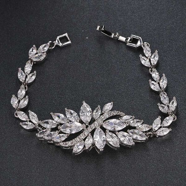 charm bracelets elegant full cubic zirconia women rose/white gold-color flower shape &bangles anniversary gifts b-002, Golden;silver
charm bracelets elegant full cubic zirconia women rose/white gold-color flower shape &bangles anniversary gifts b-002, Golden;silver